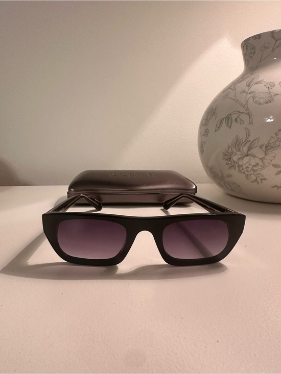 KREWE Accessories - KREWE - Wisner Retro Black Rectangular Sunglasses with Purple Granite
